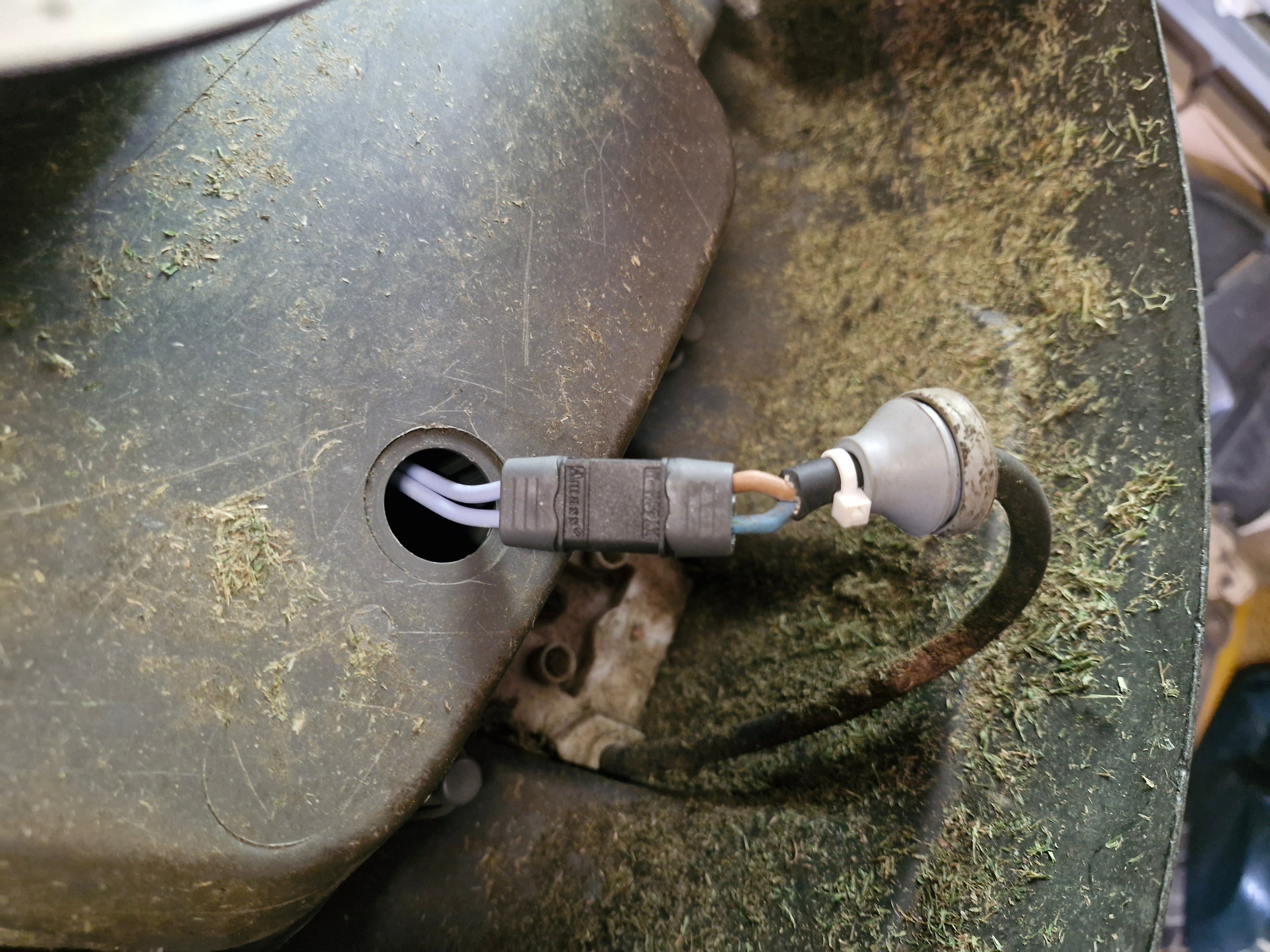 Heavy duty kontakt för Automower laddning 450X 440